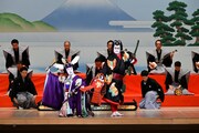 南座「歌舞伎鑑賞教室」の「正札附根元草摺」より。左から上村吉太朗、片岡千次郎。©松竹