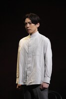 舞台「ハムレット」より、石川凌雅演じるレアティーズ。©︎松竹／梅田芸術劇場