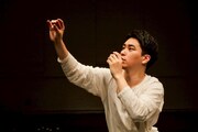 安住の地 ツアー公演「かいころく」より、［養蚕農家編］の様子。（Photo by Hiroe Yamashita）