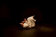 安住の地 ツアー公演「かいころく」より、［養蚕農家編］の様子。（Photo by Hiroe Yamashita）