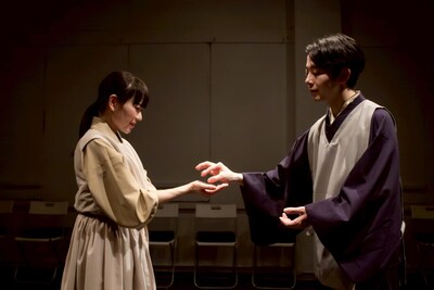 安住の地 ツアー公演「かいころく」より、［蚕種編］の様子。（Photo by Hiroe Yamashita）
