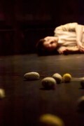 安住の地 ツアー公演「かいころく」より、［蚕種編］の様子。（Photo by Hiroe Yamashita）