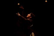 安住の地 ツアー公演「かいころく」より、［蚕種編］の様子。（Photo by Hiroe Yamashita）