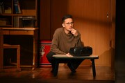 舞台「はがきの王様」より。(c)舞台『はがきの王様』2026／撮影：安斎しのぶ