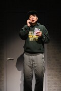 舞台「はがきの王様」より。(c)舞台『はがきの王様』2026／撮影：安斎しのぶ