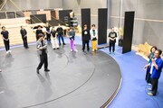 ミュージカル「ジョセフ・アンド・アメージング・テクニカラー・ドリームコート」公開稽古より。演出のダレン・ヤップ（右端）が、次に披露する楽曲の劇中での役割をキャスト陣へ説明する1コマ。