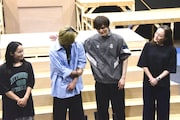 橋本良亮（左から2人目）が演じるファラオを称賛する薮宏太（右から2人目）。