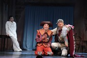 劇団扉座 第81回公演「愚者には見えないラ・マンチャの王様の裸」より。
