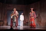劇団扉座 第81回公演「愚者には見えないラ・マンチャの王様の裸」より。