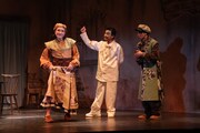 劇団扉座 第81回公演「愚者には見えないラ・マンチャの王様の裸」より。