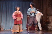 劇団扉座 第81回公演「愚者には見えないラ・マンチャの王様の裸」より。