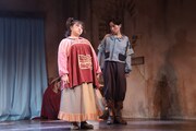 劇団扉座 第81回公演「愚者には見えないラ・マンチャの王様の裸」より。