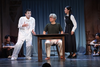 劇団扉座 第81回公演「愚者には見えないラ・マンチャの王様の裸」より。