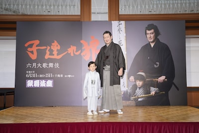 「子連れ狼」取材会より、中村夏幹（左）と中村獅童。