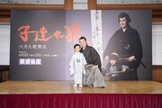 「子連れ狼」取材会より、中村夏幹（左）と中村獅童。
