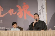 「子連れ狼」取材会より、中村夏幹（左）と中村獅童。