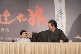 「子連れ狼」取材会より、中村夏幹（左）に優しい目線を向ける中村獅童。