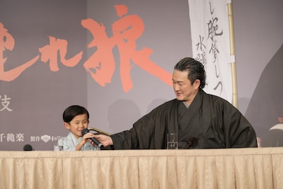 「子連れ狼」取材会より、中村夏幹（左）に優しい目線を向ける中村獅童。
