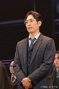 舞台「ハリー・ポッターと呪いの子」より、上演1500回達成を喜ぶ平岡祐太。
