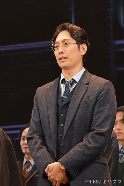舞台「ハリー・ポッターと呪いの子」より、上演1500回達成を喜ぶ平岡祐太。