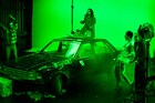岡田利規最新作「Sliding Away」ドイツで初演、日本版「映画を撮りたいゾンビの演劇」の新情報も