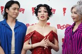 左から松下優也、礼真琴、柚希礼音。
