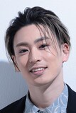 東徹役の塩田康平。