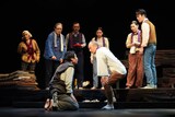 文学座「かさぶた式部考」より。（撮影：田中亜紀）