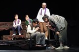 文学座「かさぶた式部考」より。（撮影：田中亜紀）