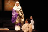 文学座「かさぶた式部考」より。（撮影：田中亜紀）