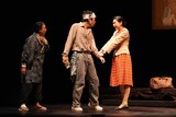 文学座「かさぶた式部考」より。（撮影：田中亜紀）