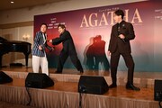 ミュージカル「AGATHA（アガサ）」製作発表記者会見の歌唱披露より、左から原田優一、渡邉蒼、東山光明。