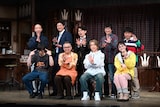 舞台「曲がれ！スプーン」開幕前会見で、エスパーをイメージしたポーズをする一同。前列左から大歳倫弘、相島一之、鈴木大河、松井愛莉。後列左からひょうろく、時任勇気、岡田義徳、忍成修吾、オラキオ。