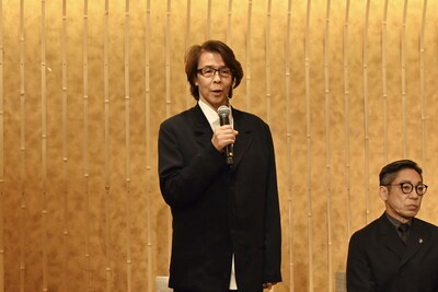 スーパー歌舞伎「もののけ姫」製作発表記者会見より、横内謙介（中央）。