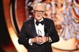 第79回トニー賞で演劇部門主演男優賞を獲得し、スピーチするジョン・リスゴー。©GettyImages