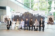 「リア王」製作発表記者会見より。左から井上尊晶、井上小百合、朝月希和、松下由樹、中村芝翫、村田雄浩、三浦涼介、大野拓朗。