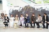 「リア王」製作発表記者会見より。左から井上尊晶、井上小百合、朝月希和、松下由樹、中村芝翫、村田雄浩、三浦涼介、大野拓朗。