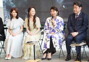 「リア王」製作発表記者会見より。左から井上小百合、朝月希和、松下由樹、中村芝翫。