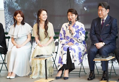 「リア王」製作発表記者会見より。左から井上小百合、朝月希和、松下由樹、中村芝翫。