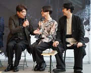 「リア王」製作発表記者会見より。すでに心を通わせた様子のグロスター家を演じる面々。左から村田雄浩、三浦涼介、大野拓朗。