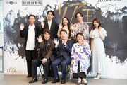 「リア王」製作発表記者会見より。前列左から村田雄浩、中村芝翫、松下由樹、後列左から井上尊晶、大野拓朗、朝月希和、三浦涼介、井上小百合。