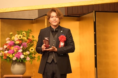 第51回菊田一夫演劇賞の授賞式より、佐藤隆紀。