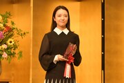 第51回菊田一夫演劇賞の授賞式より、上白石萌音。