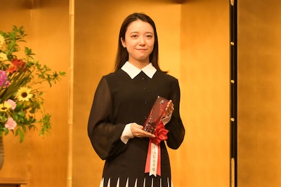 第51回菊田一夫演劇賞の授賞式より、上白石萌音。