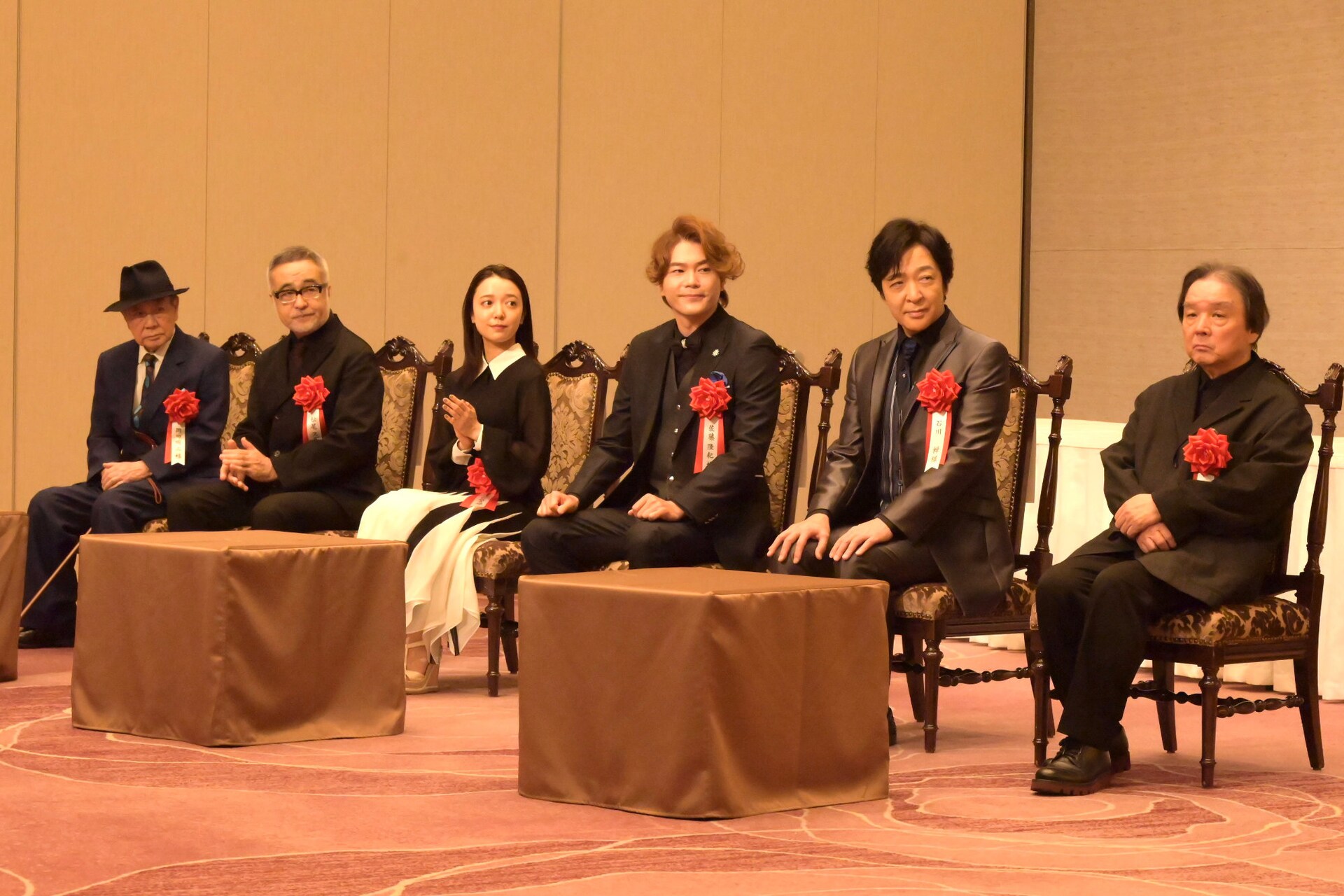 第51回菊田一夫演劇賞の授賞式より。左から岡田敬二、松尾スズキ、上