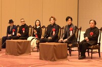 第51回菊田一夫演劇賞の授賞式より。左から岡田敬二、松尾スズキ、上白石萌音、佐藤隆紀、石川禅、栗山民也。