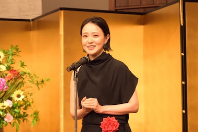 第51回菊田一夫演劇賞の授賞式より、奈緒。