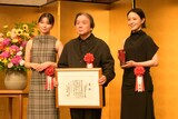 第51回菊田一夫演劇賞の授賞式より。左から上白石萌歌、栗山民也、奈緒。