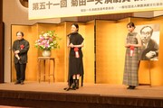 第51回菊田一夫演劇賞の授賞式より。左から栗山民也、奈緒、上白石萌歌。