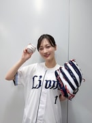 背番号1番のライオンズのユニフォームを身にまとった山下美月。©SEIBU Lions